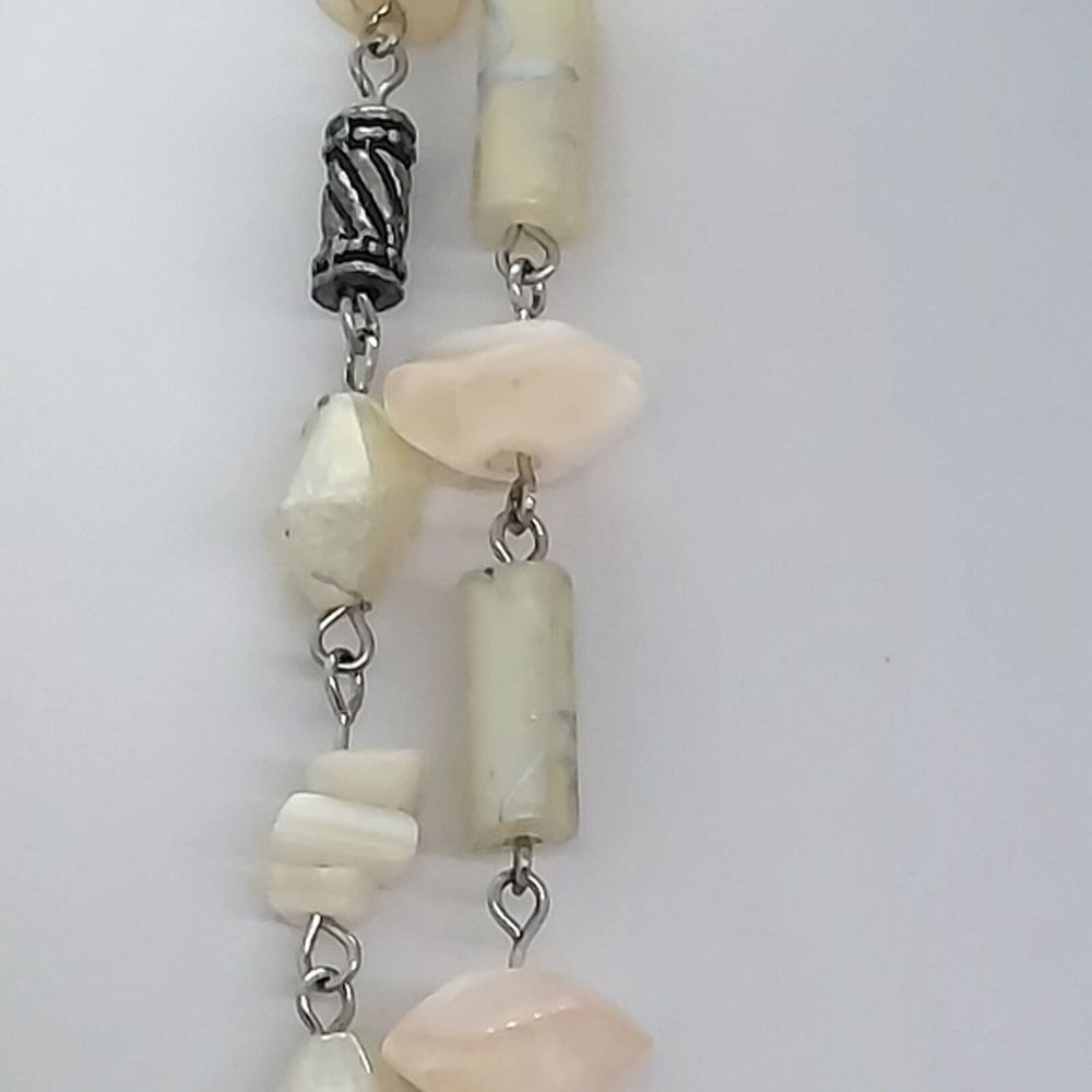 Long beige‎ pink acrylic bead necklace - Picture 4 of 6